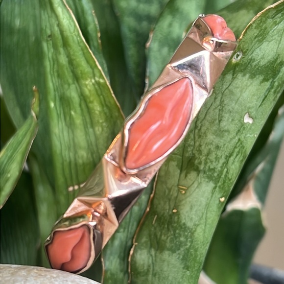 14 karat rose gold bracelet with carved coral lips - Picture 9 of 17
